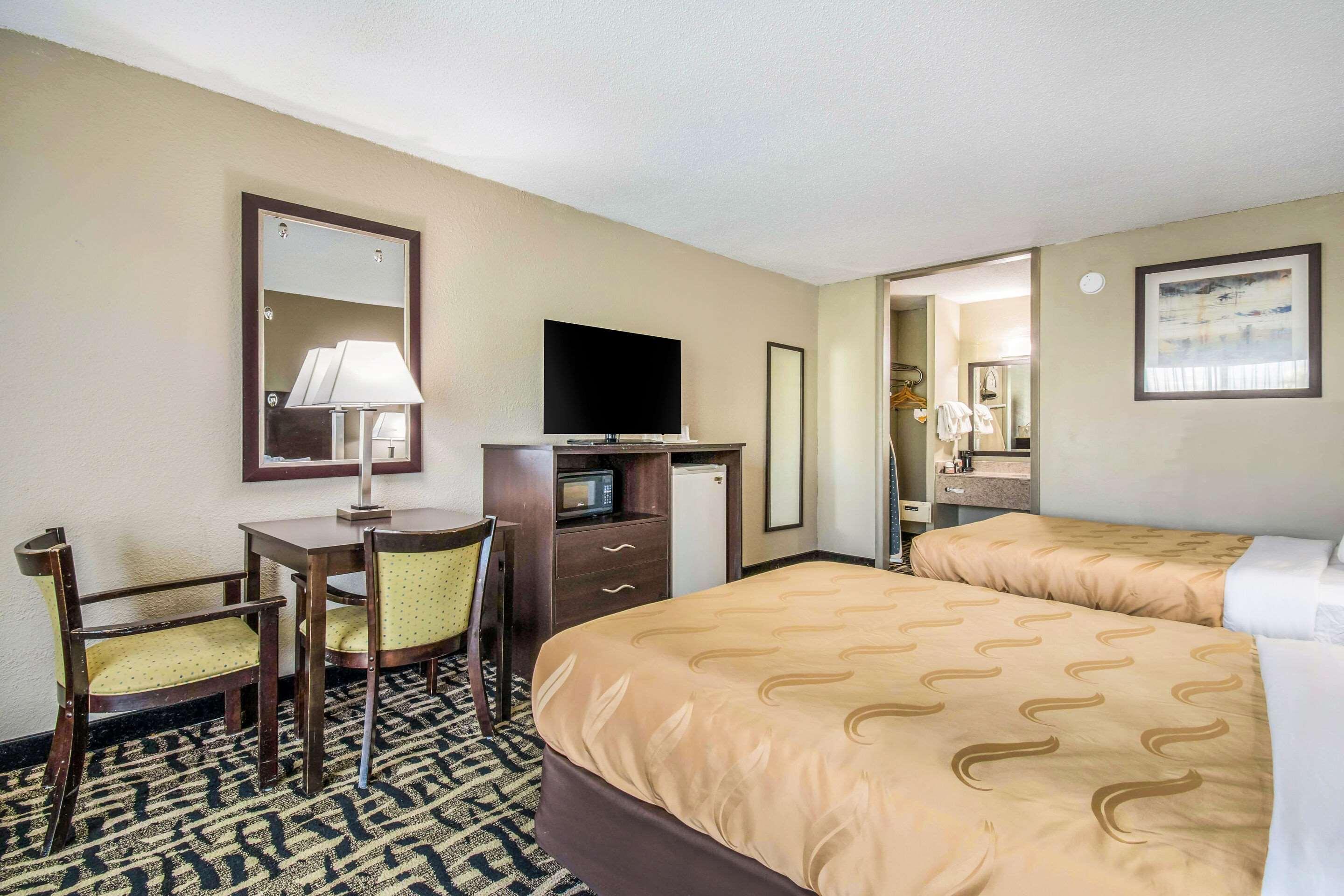 Hotel Quality & East York