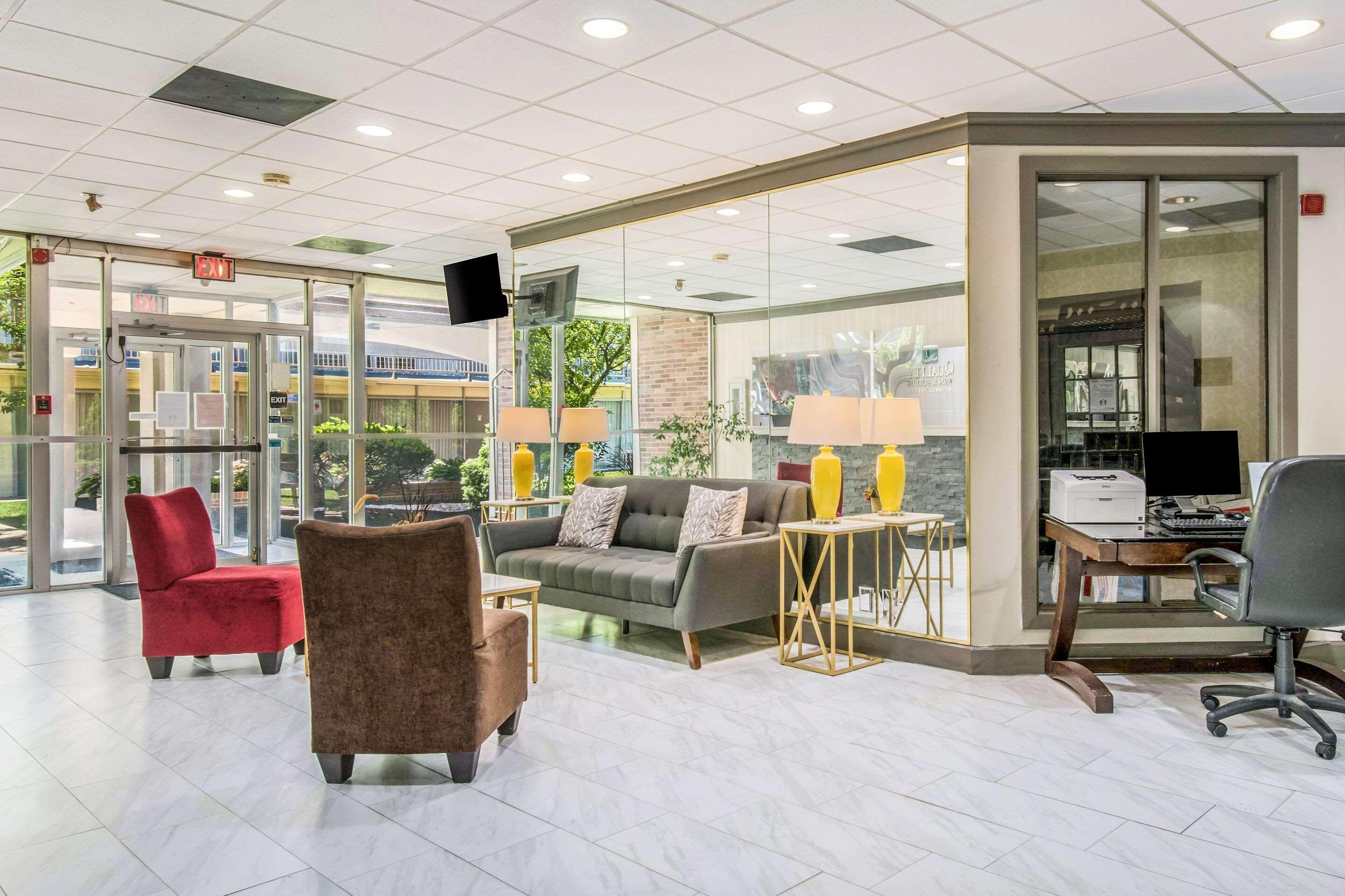 Hotel Quality & East York