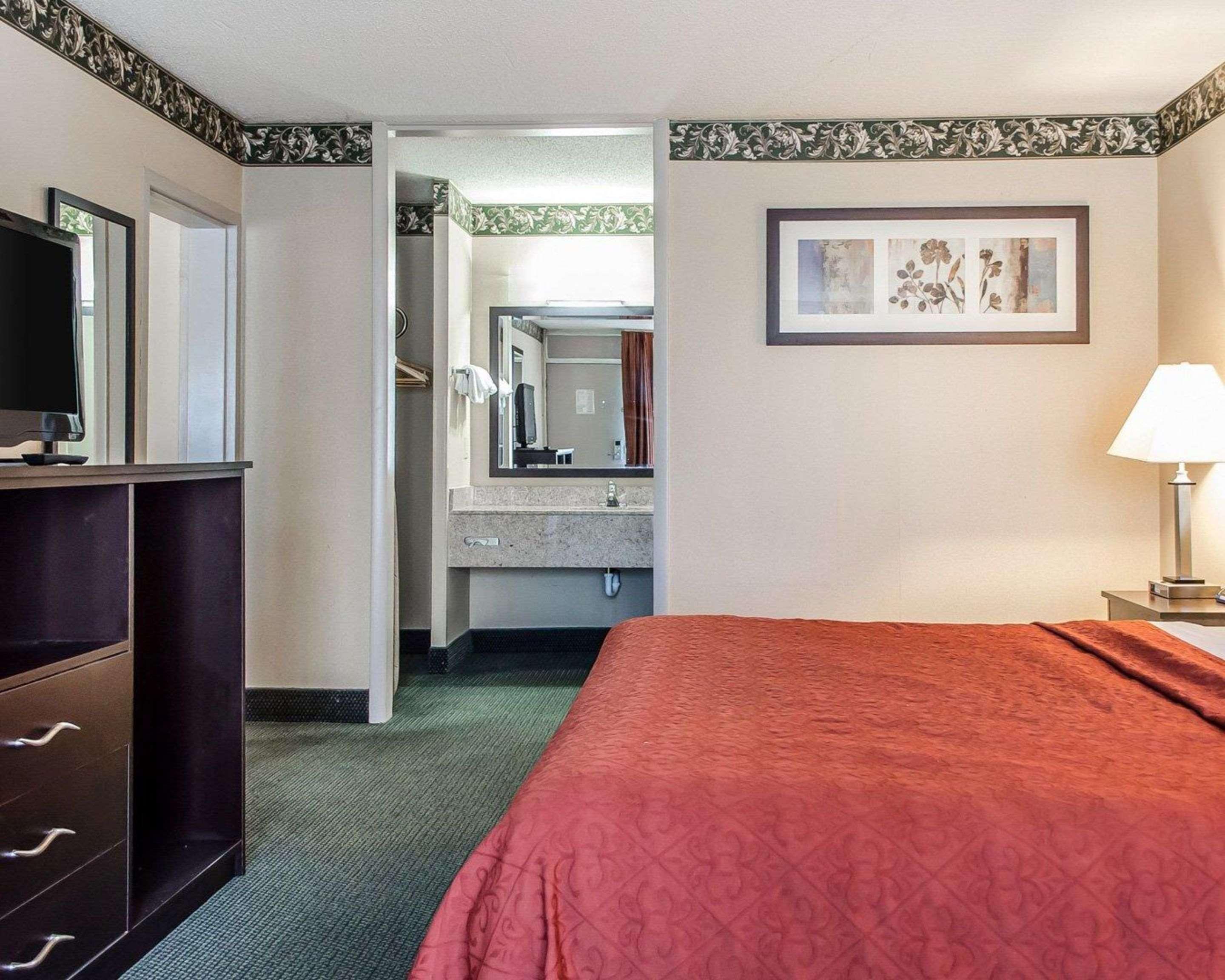 Hotel Quality & East 3*
