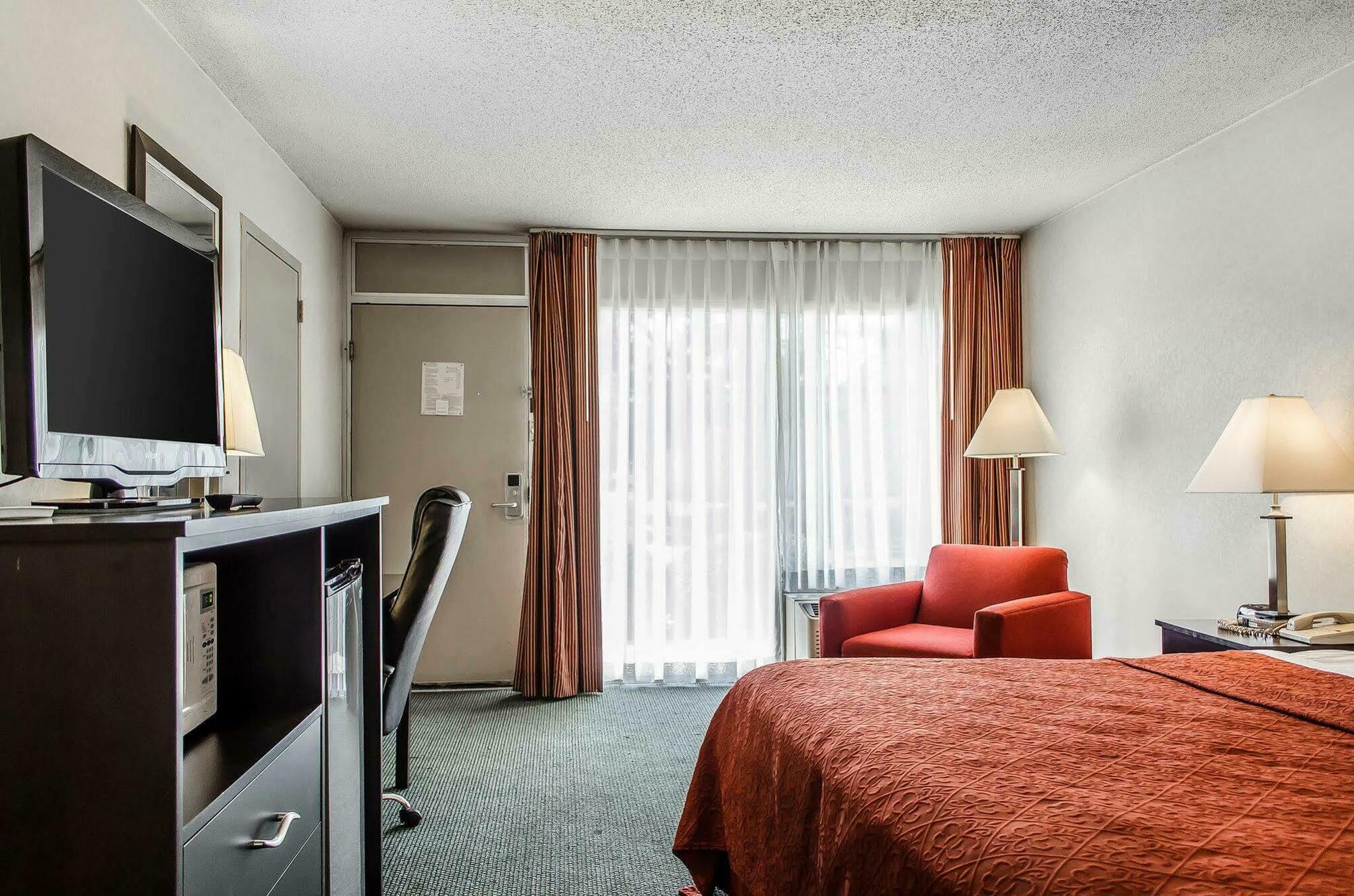 Hotel Quality & East 3*